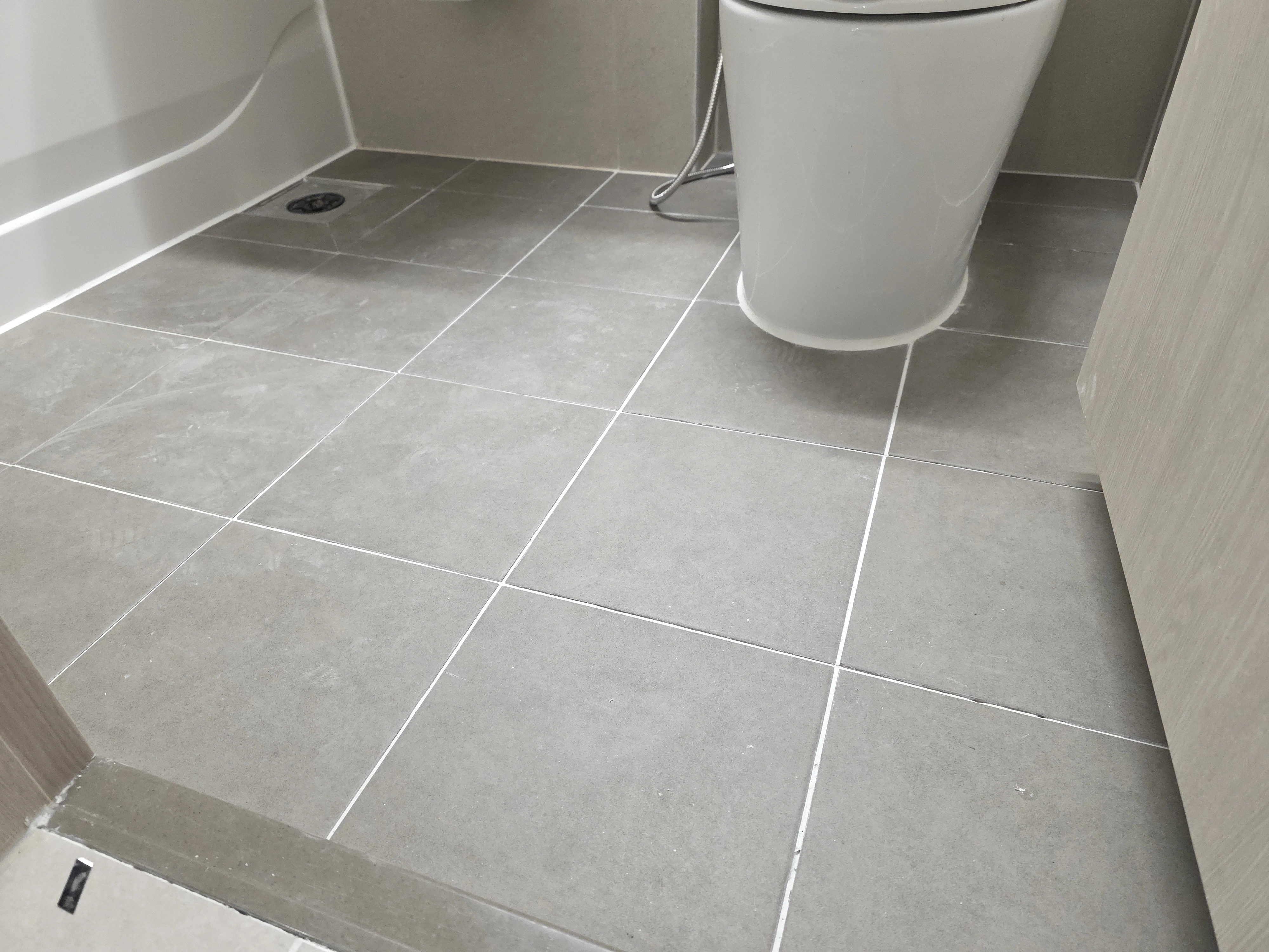 은평구 불광동 욕실 줄눈 재시공 완료 — 그레이 타일 화이트 에폭시 줄눈 마감