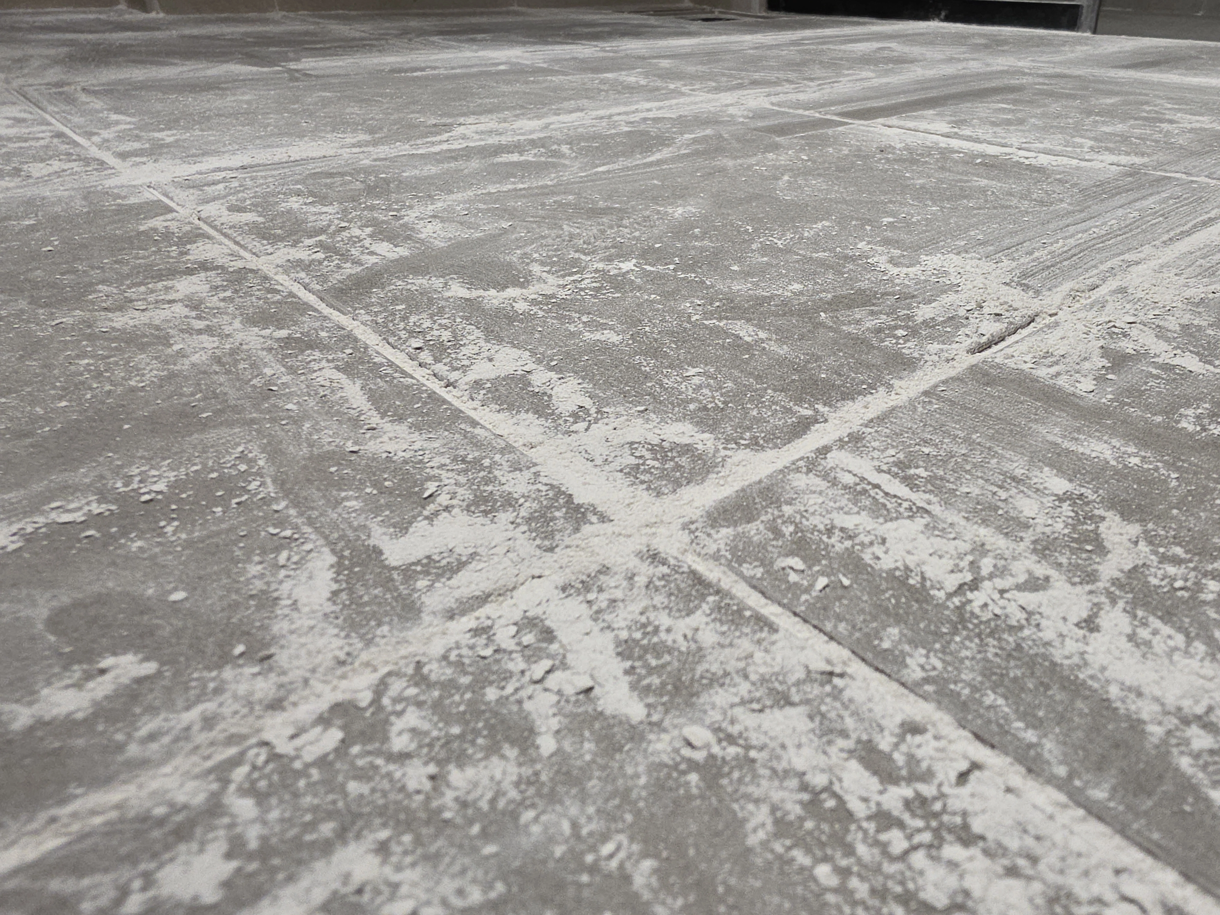 은평구 불광동 욕실 줄눈 제거 작업 중 — 그레이 타일 바닥 분진 제거 과정