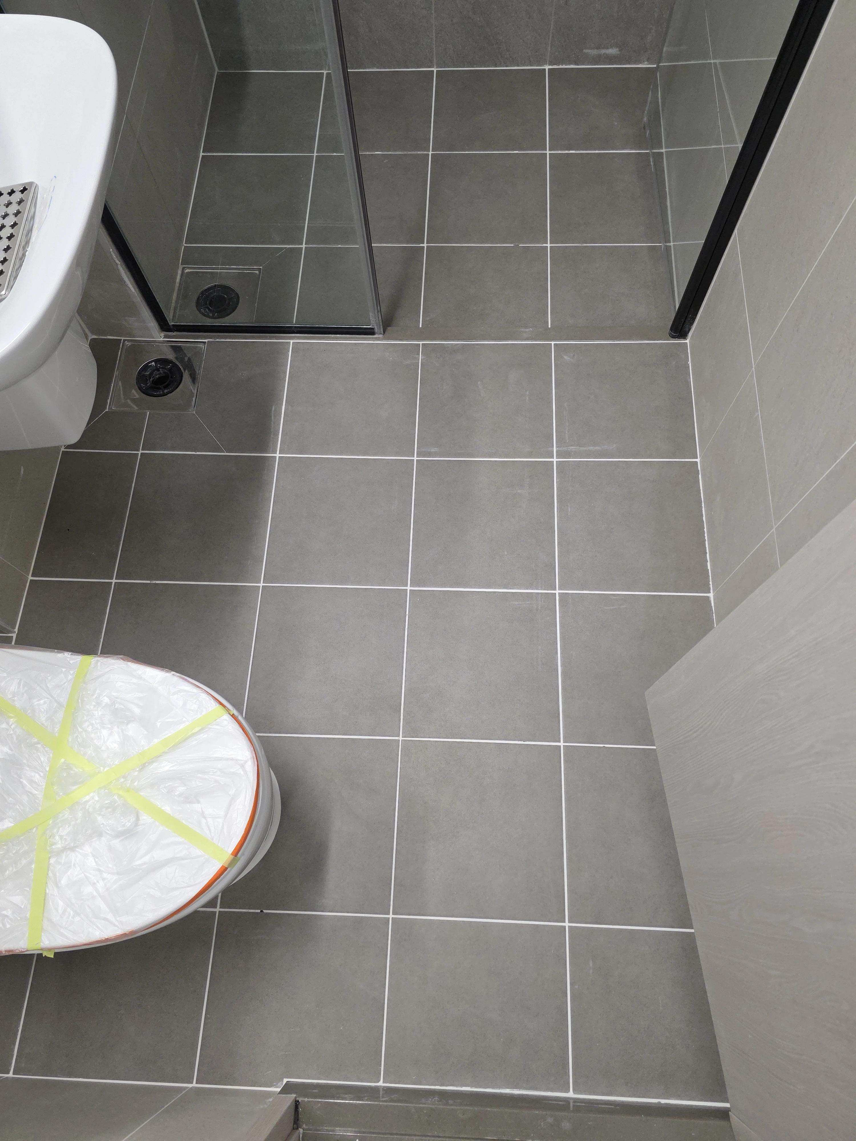 서울 동대문구 답십리동 줄눈 제거 작업 중 — 타일 바닥 분진 제거 과정