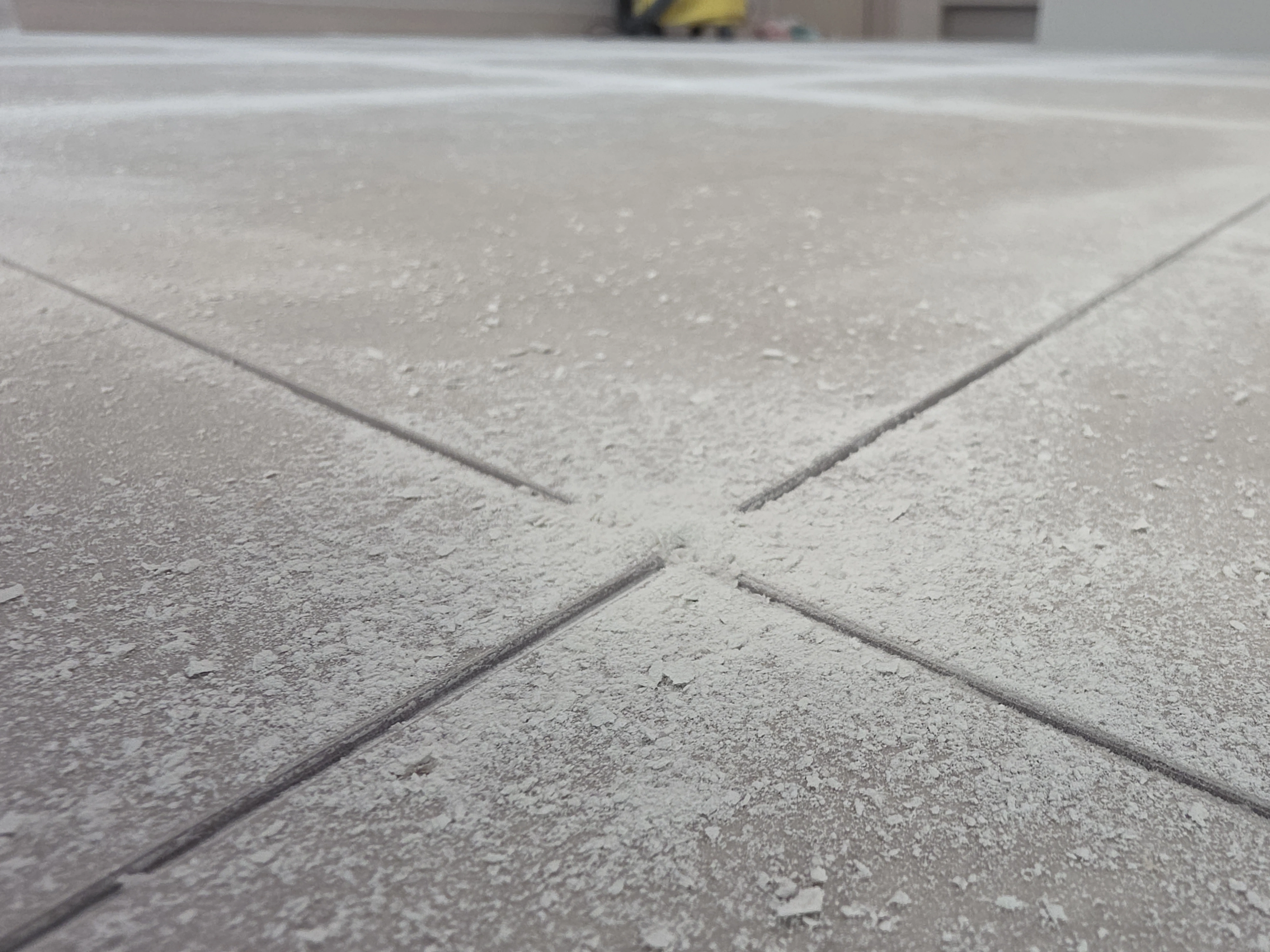 경기 의정부시 민락동 줄눈 제거 작업 중 — 타일 바닥 분진 제거 과정